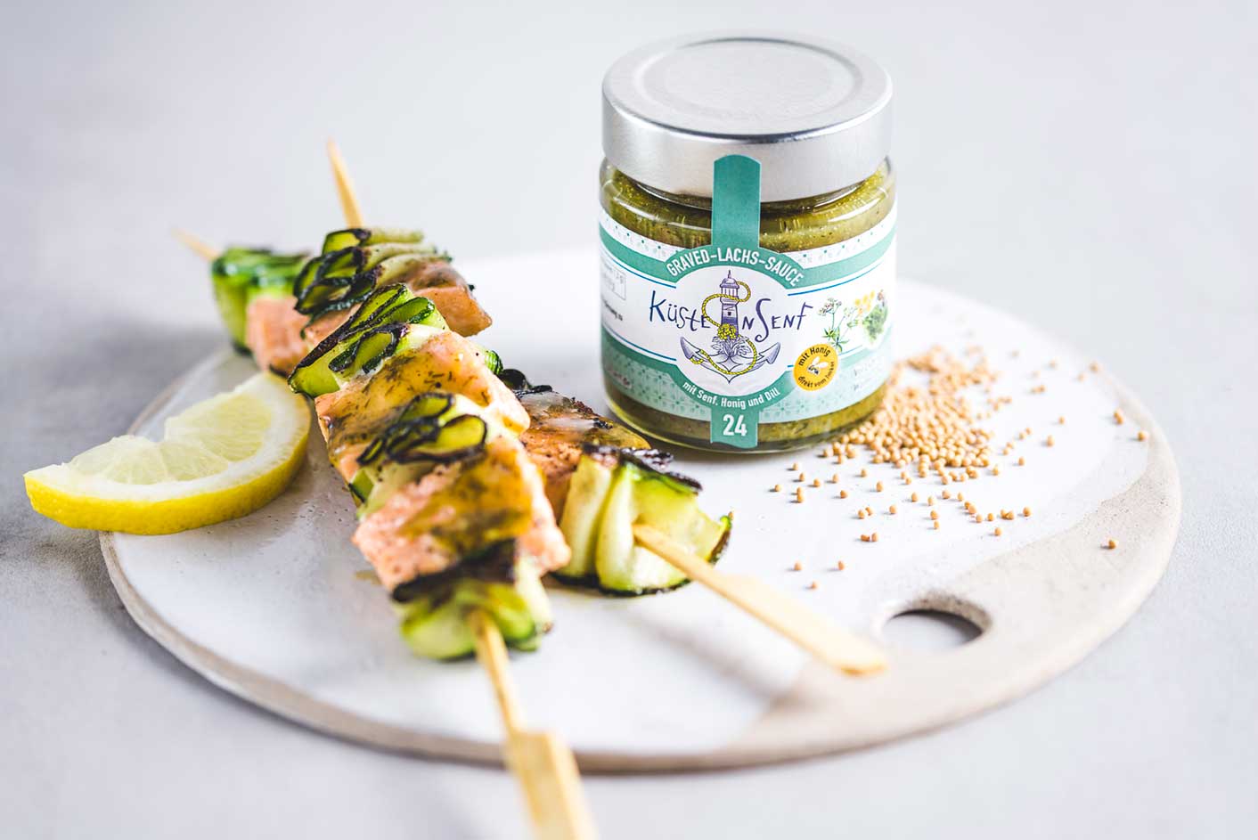 Zucchini-Lachs-Spieße mit Graved-Lachs-Sauce