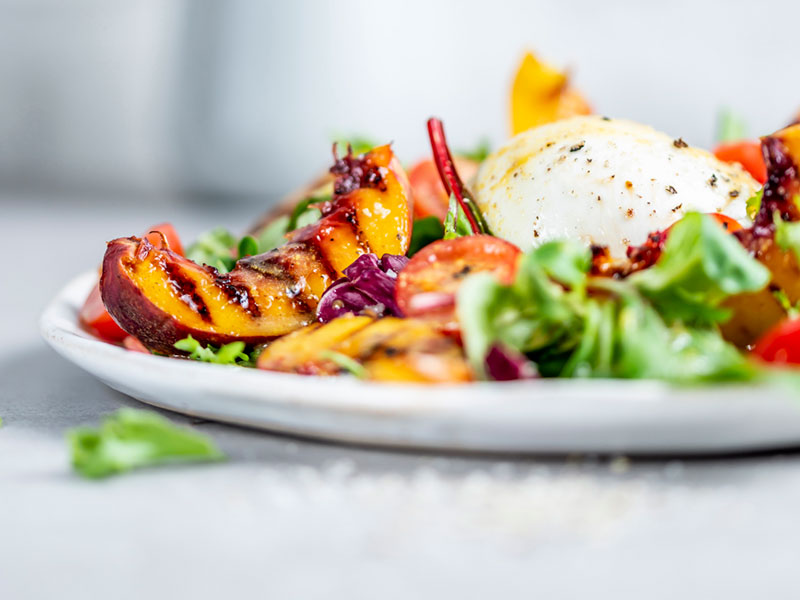 Gegrillte Nektarinen mit Wildsalat und Sanddorn-Senf